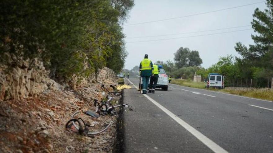 Dos guardias civiles realizan mediciones en la carretera vieja de Sineu, tras el siniestro del jueves.