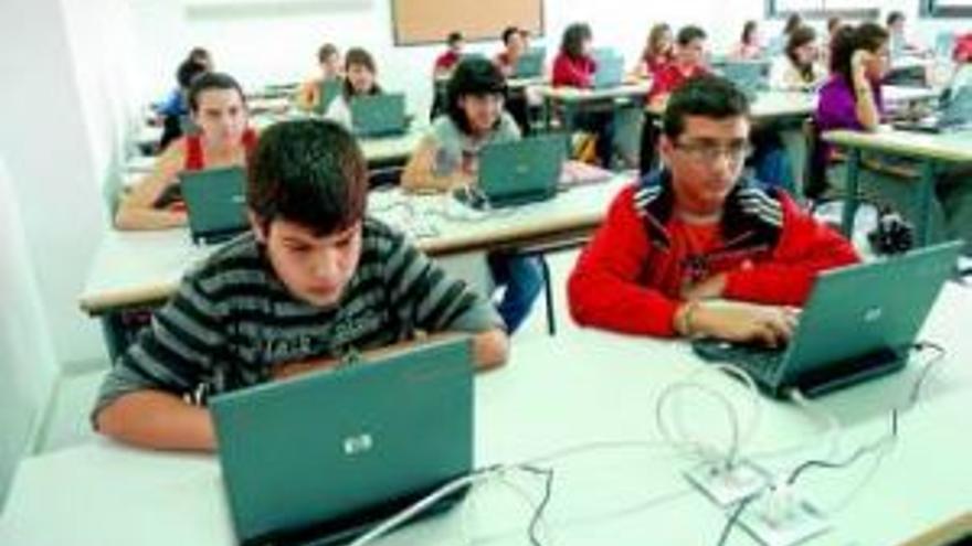 Educación inicia, sin fecha de entrega, el trámite para facilitar un portátil en clase