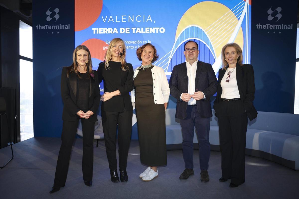 José Luis Risco, junto a Mariam Pedreira, Belén Macias, Victoria Chico De Gracia y Marta Rebull