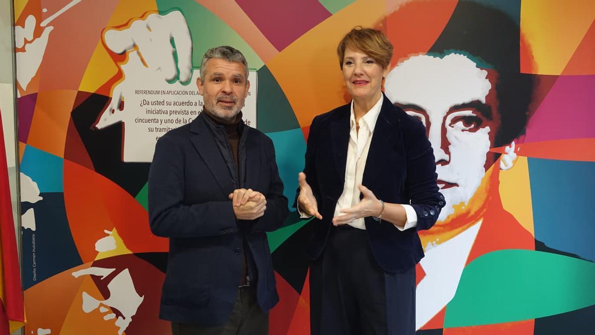 Los socialistas José Bernal y Emma Molina, este miércoles al exigir la dimisión del alcalde de Estepona.