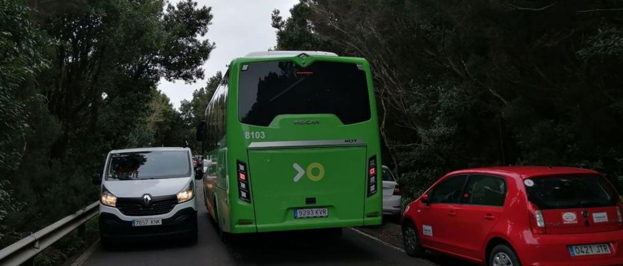 Los vehículos de la producción audiovisual ocupan la mitad de los aparcamientos de la Cruz del Carmen.