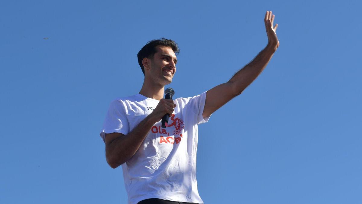 Jacobo Díaz saluda a la afición naranja en la fiesta del ascenso.