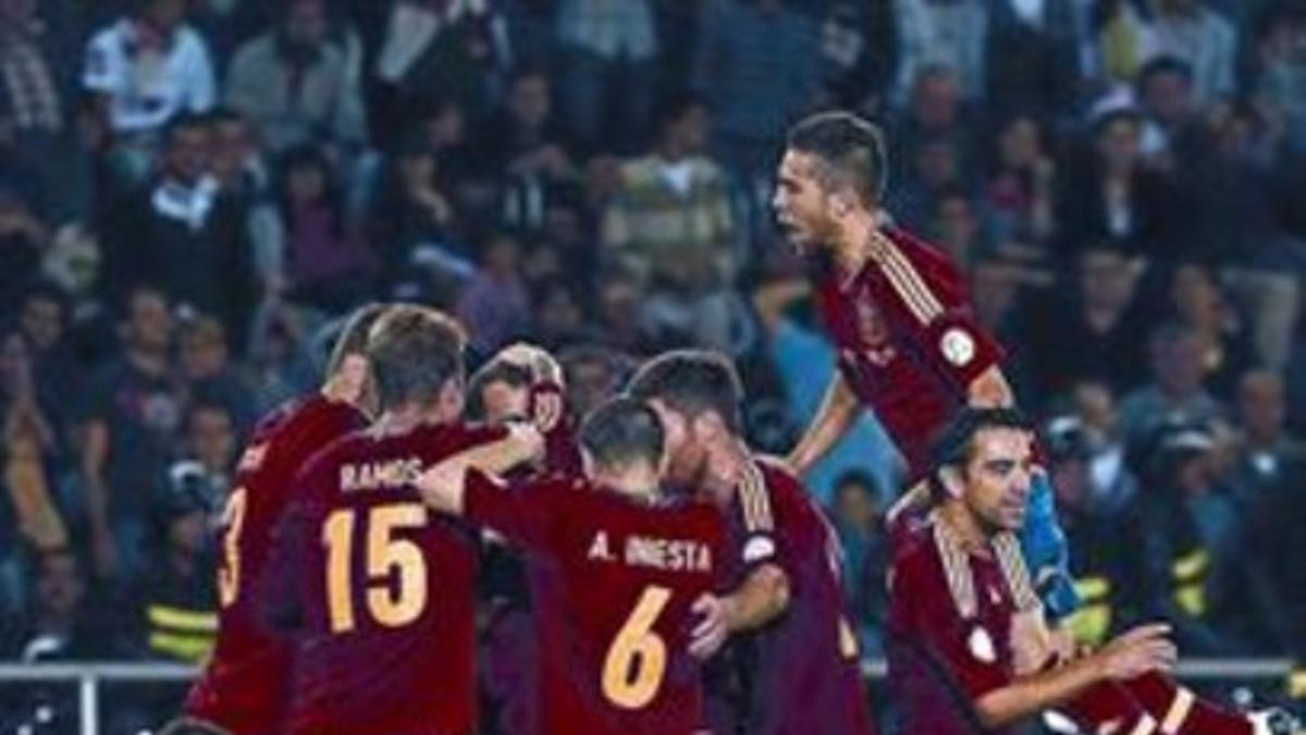 Jugadores de 'la Roja' celebran un gol contra la selección de Georgia.