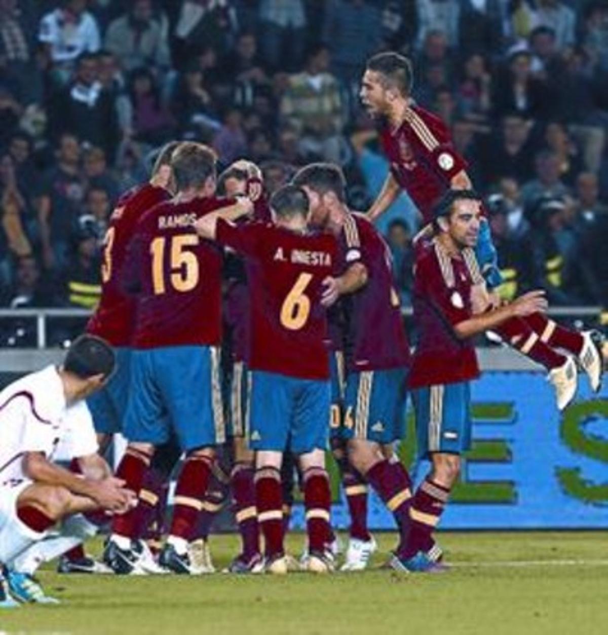 Jugadors de ’la Roja’ celebren un gol contra la selecció de Geòrgia. Jugadors de ’la Roja’ celebren un gol contra la selecció de Geòrgia.