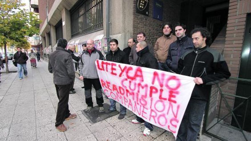 Los trabajadores de la empresa durante la concentración de protesta a las puertas de la sede central de Telefónica.