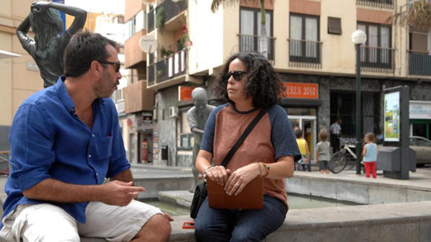 Alberto Cabrera, miembro del grupo La Trova, junto a Desirée Hernández, realizadora de Televisión Española, en la plaza de Farray el jueves.. | marrero