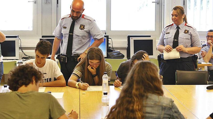 Dos mossos en una sessió amb els «mediadors» de delictes d&#039;odi al Sobrequés, arxiu.