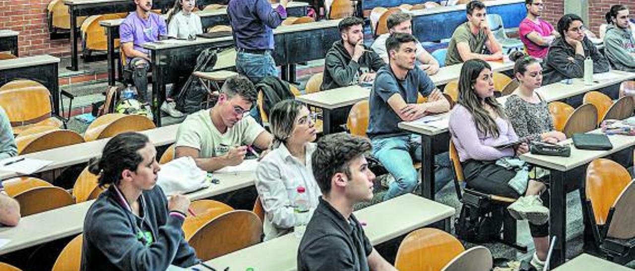 Alumnos de la Autónoma de Barcelona, el campus español mejor situado en la lista de Shanghái.  | // MANU MITRU