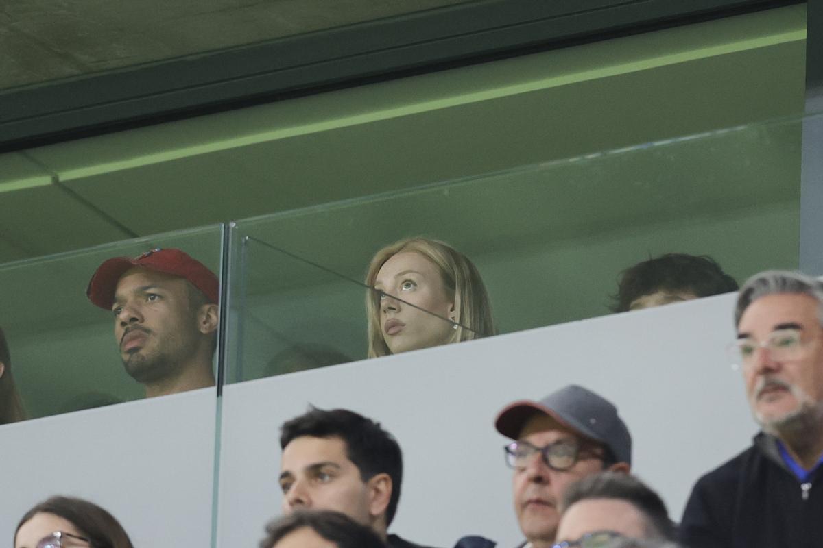 Ester Expósito, junto a su amigo Sergio Momo, en el palco del Santiago Bernabéu