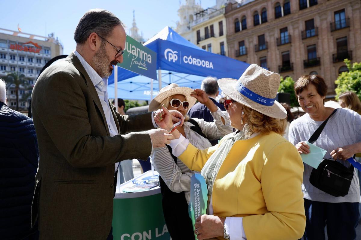 Córdoba. Cierre de Campaña Partido Popular, PP. Los miembros de la candidatura cordobesa al Parlamento andaluz, junto al presidente provincial del PP Córdoba, Adolfo Molina, participan en un acto de cierre de campaña en la Plaza de las Tendillas