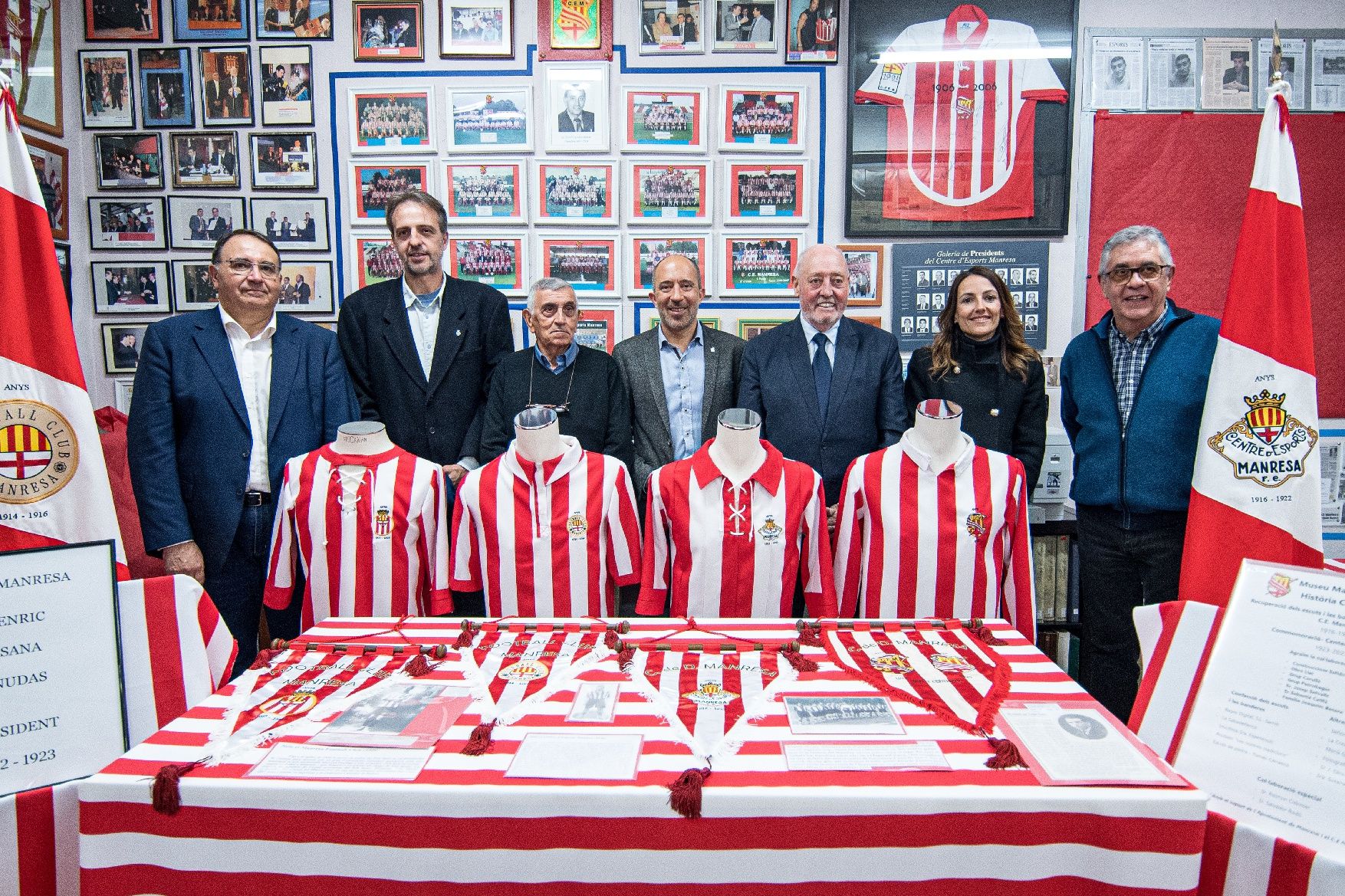 Presentació de les camisetes i banderes històriques del CE Manresa