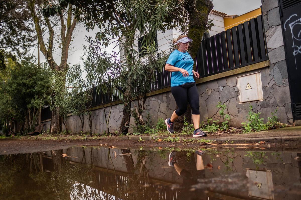 Una mujer hace deporte en el Camino de Las Peras de La Laguna.