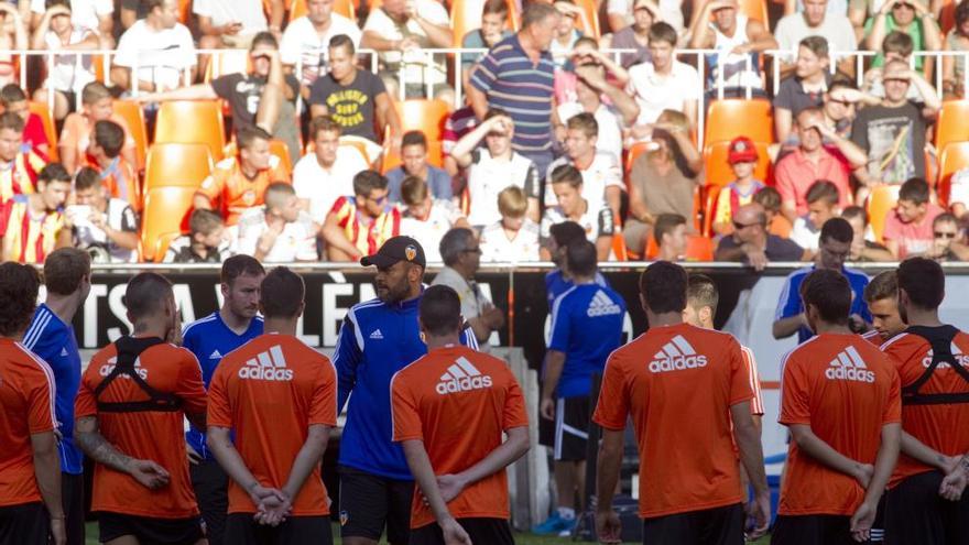 Los jugadores del Valencia, durante un entrenamiento en Mestalla.