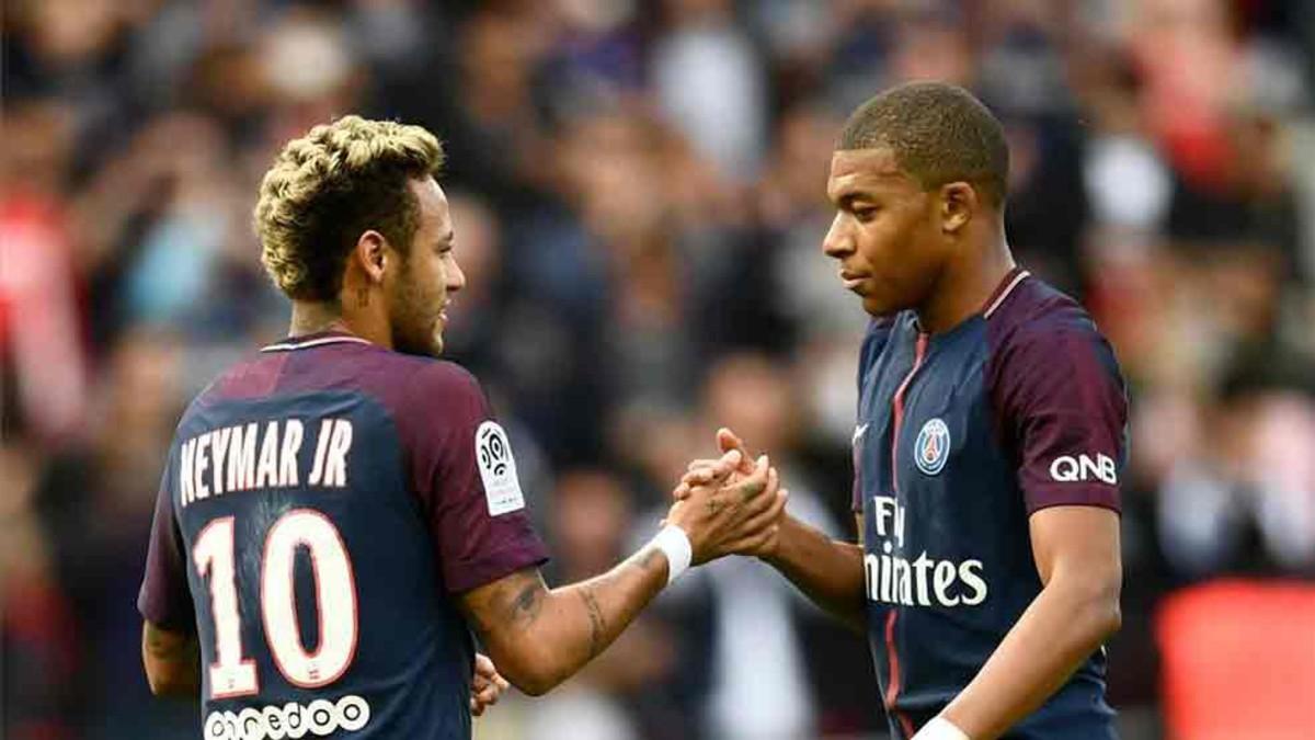 Neymar saluda a Mbappé en el PSG