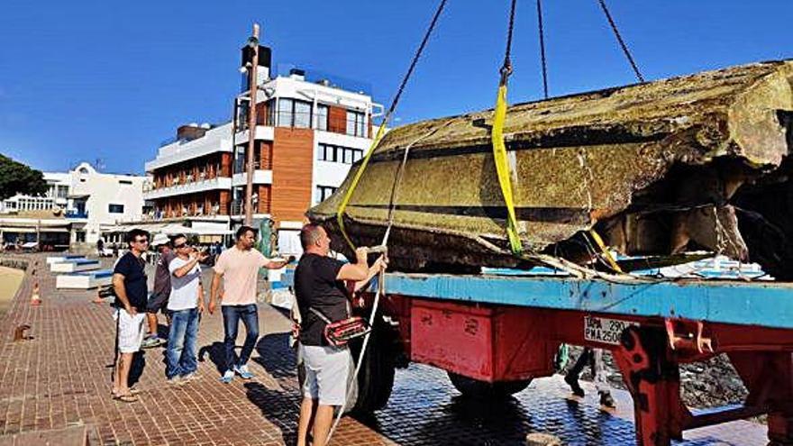 Recogida del barco hundido en el muelle de Corralejo el pasado mes de febrero.