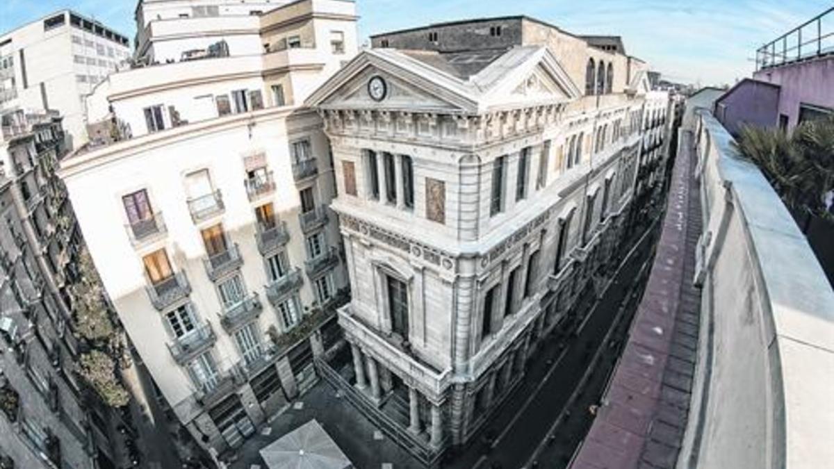 Edificio conocido popularmente como el Borsí, vieja sede de La Llotja, en la calle de Avinyó, 23, de propiedad municipal desde la semana pasada.