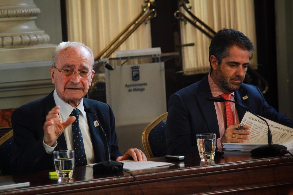 El alcalde Francisco de la Torre y Carlos Conde, en la presentación del proyecto de Presupuestos de Málaga para 2023.