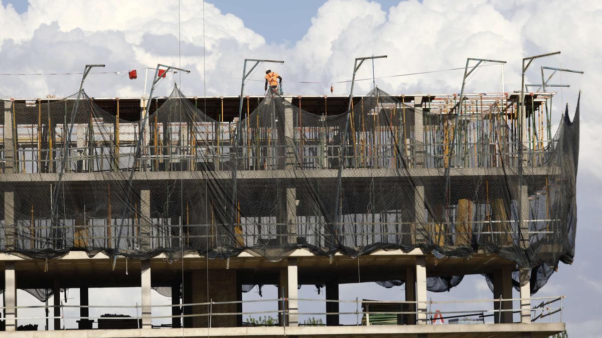 Obras de construccion de un edificio de vivienda en la ciudad de Zaragoza.