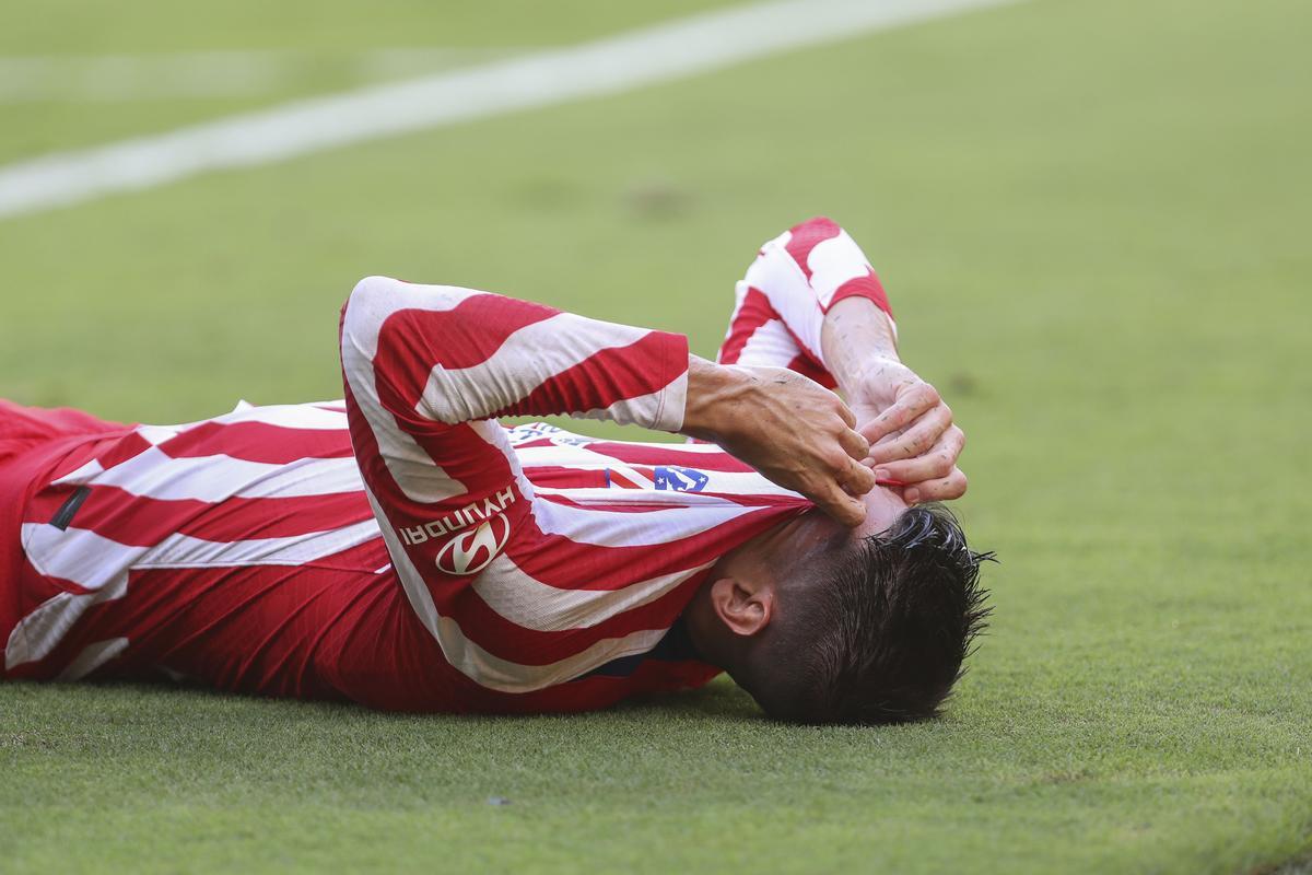 El delantero del Atlético de Madrid Álvaro Morata se lesiona durante el partido ante el Cádiz.