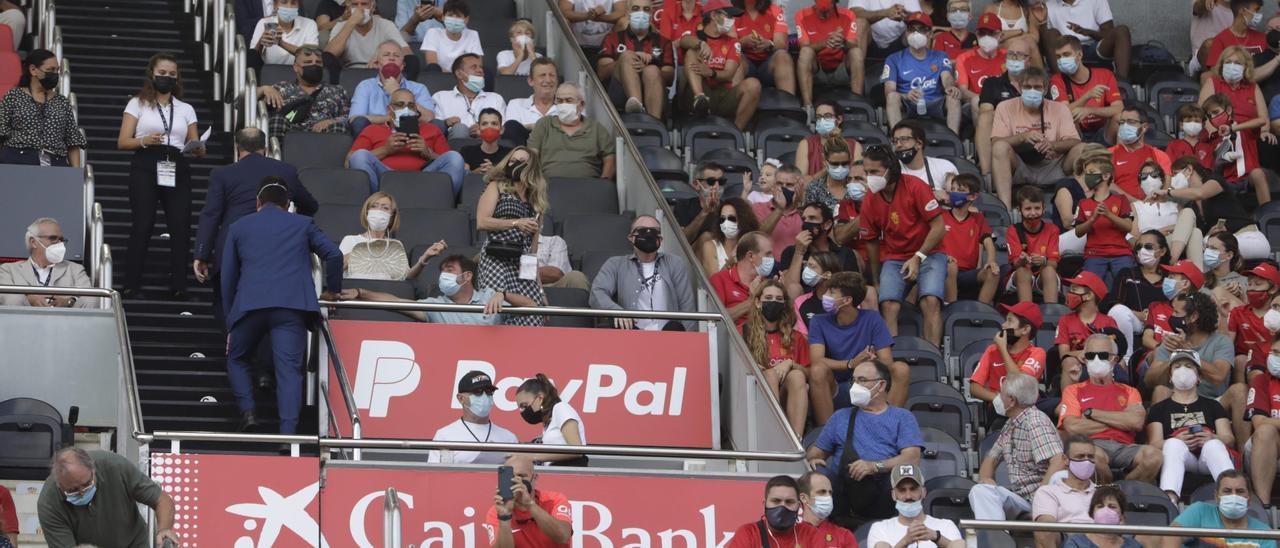 Robert Sarver, en un pequeño palco, en el Mallorca-Osasuna del 26 de septiembre de 2021.