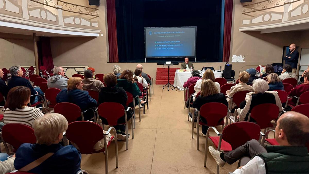 Reunión explicativa de la Emtre a la ciudadanía paternera en el teatro Capri del municipio.
