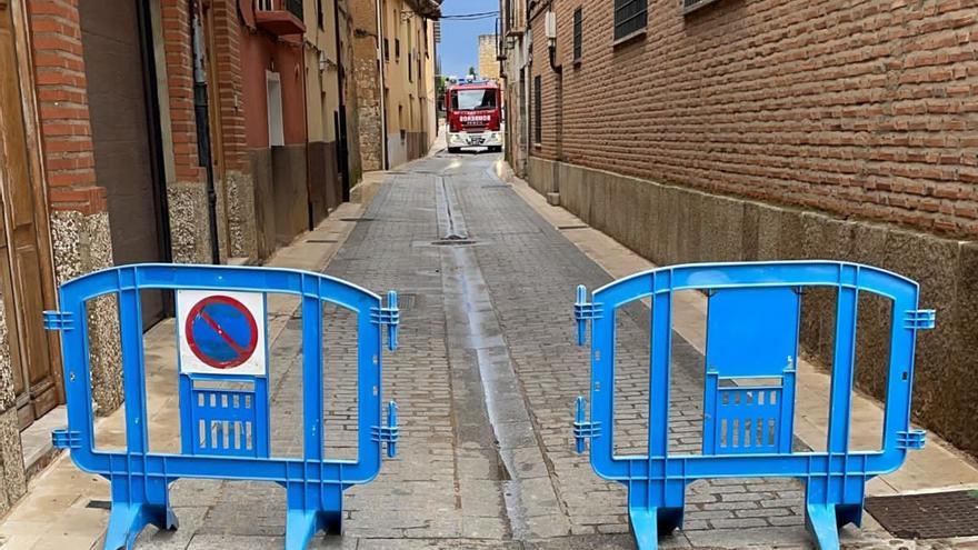 Calle Comedias, cortada al tráfico por el desprendimiento del alero de una vivienda