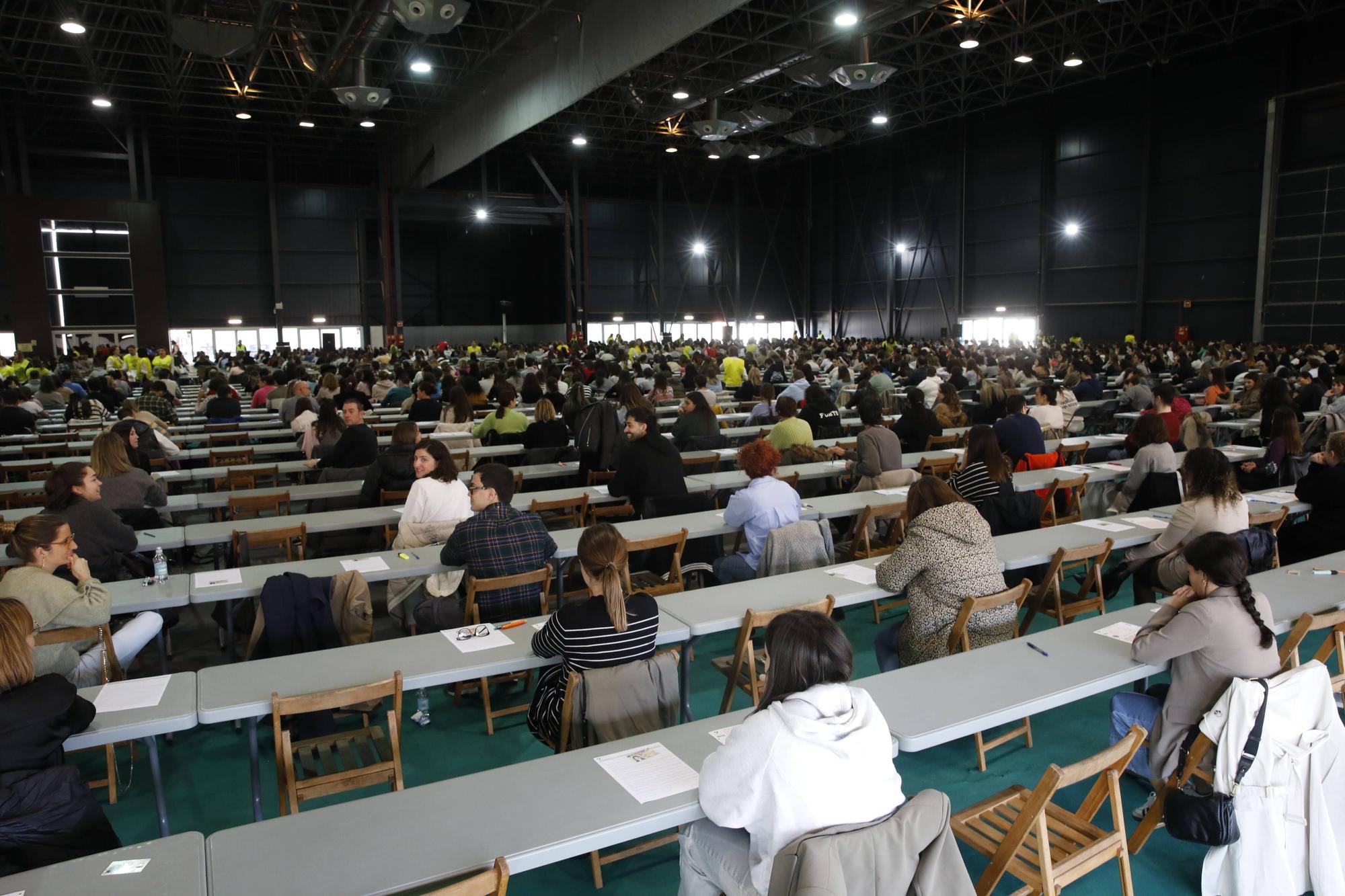 Miles de personas participan en la macrooposición de la sanidad pública asturiana.