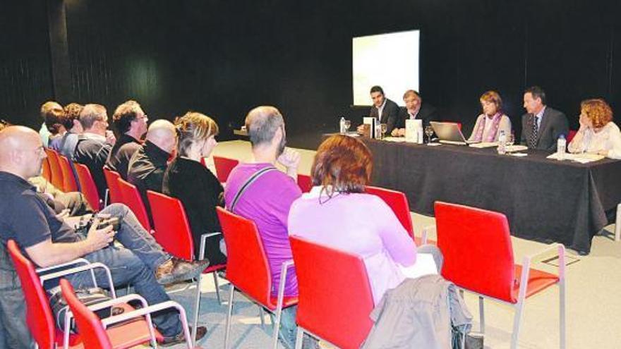 La autora -en el centro de la mesa- durante la presentación del libro en Ribadesella.