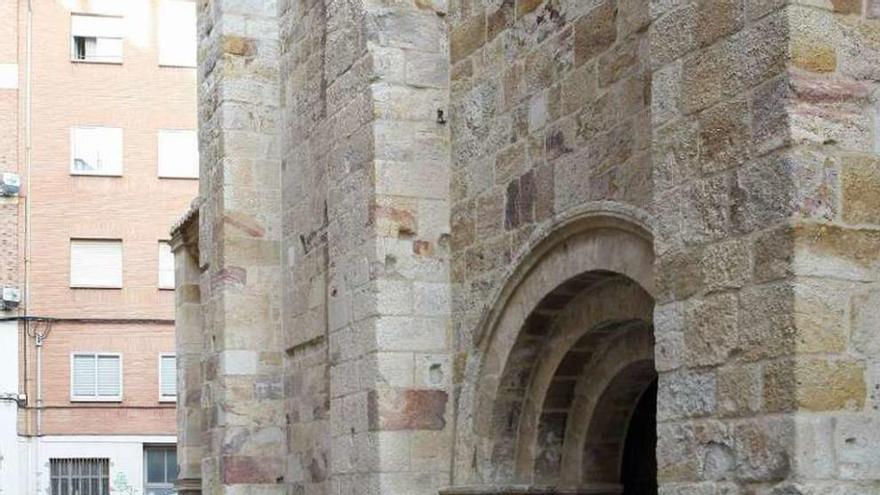 Patrimonio amenaza con penas de prisión a los vándalos que pintan en las iglesias