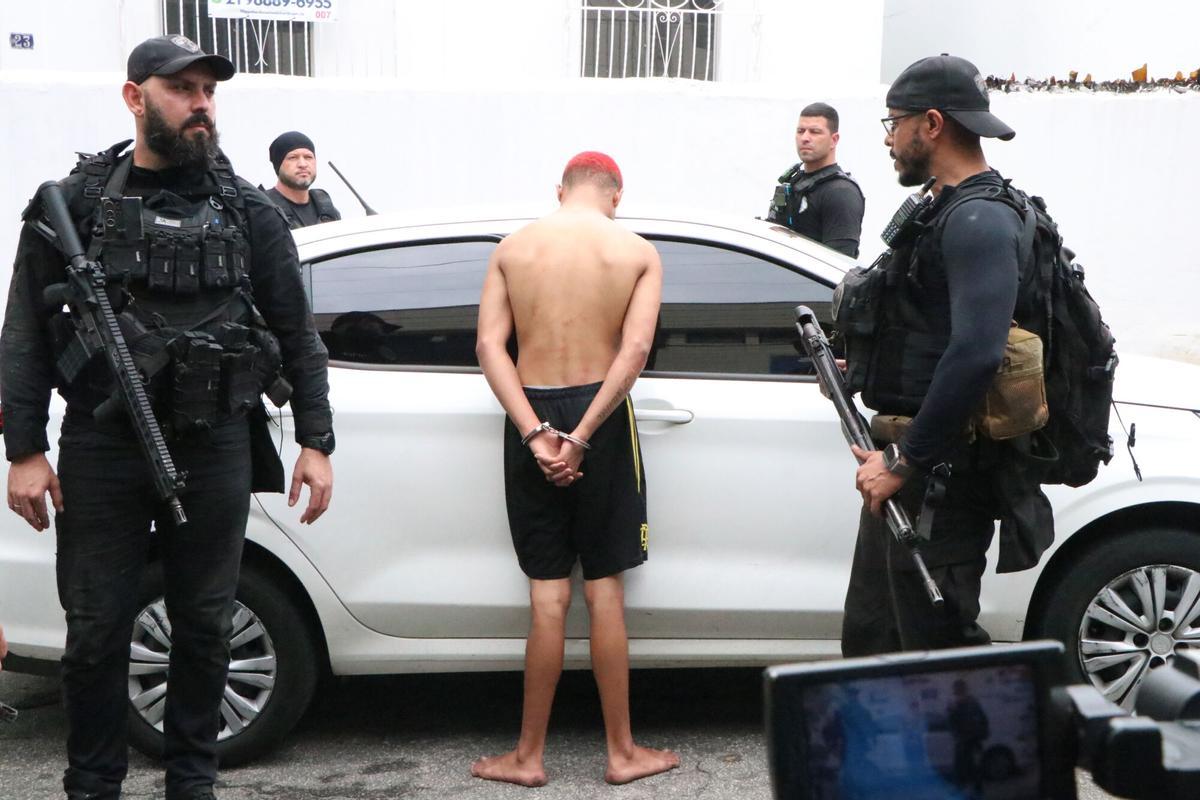 28 October 2025, Brazil, Rio De Janeiro: Members of the military police special unit detain suspected drug dealers during a police operation against drug trafficking during Operation Containment, carried out in the Penha and Alemao complexes. Photo: Jose Lucena/TheNEWS2 via ZUMA Press Wire/dpa Jose Lucena/TheNEWS2 via ZUMA Pr / DPA 28/10/2025 ONLY FOR USE IN SPAIN. Jose Lucena/TheNEWS2 via ZUMA Pr / DPA;police;crime;Police Raid in Rio De Janeiro Leaves 60 Dead;