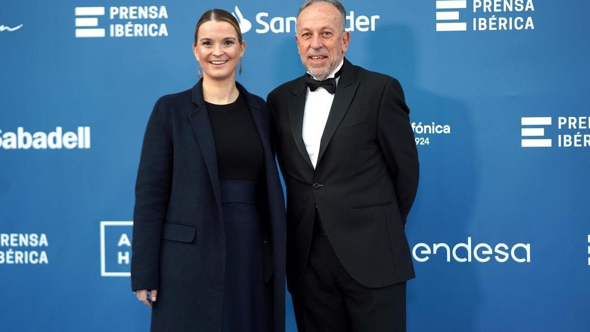 Marga Prohens, presidenta de Baleares, con Joan Serra, subdirector general de Contenidos de Prensa Ibérica para Cataluña y Baleares.