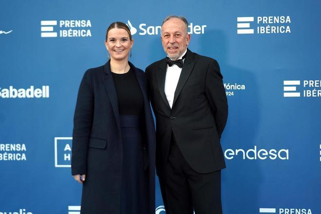 Marga Prohens, presidenta de Baleares, con Joan Serra, subdirector general de Contenidos de Prensa Ibérica para Cataluña y Baleares.