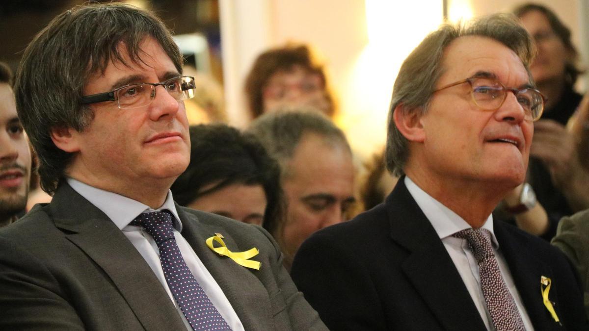 El president Carles Puigdemont i l'expresident Artur Mas a l'acte de Junts per Catalunya a Brussel·les el 6 de desembre del 2017