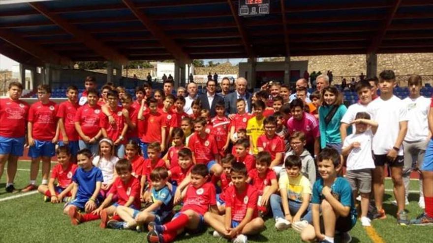 Vicente del Bosque visita a los niños del CP Valencia de Alcántara