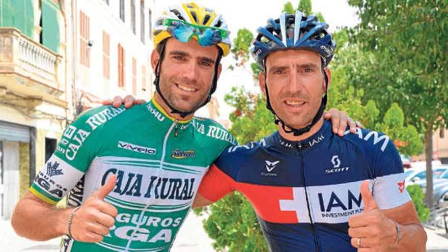 Vicenç Reynés y Lluís Mas posan juntos ayer en Santa María antes de viajar a Andalucía para disputar la primera etapa de la Vuelta a España 2014.