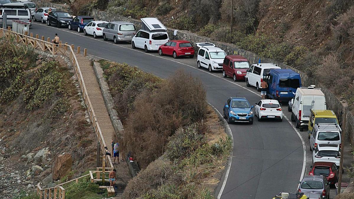 Vehículos estacionados en la carretera de Anaga que conduce a la playa de Almáciga.