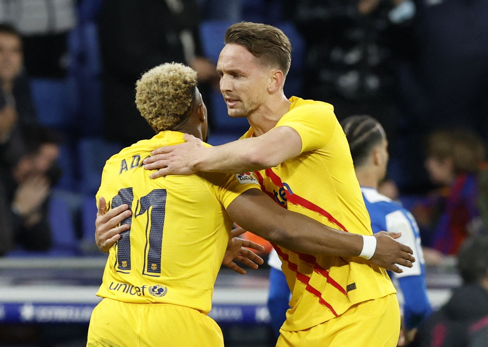 Luuk de Jong se abraza a Adama Traoré tras marcar el gol del empate del Barça en Cornellà.