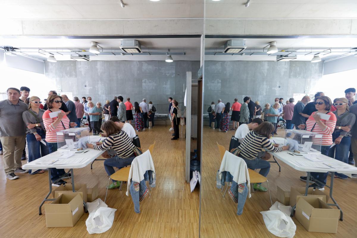 Votaciones del 28-M en el Centre Cívic Pere Quart de Les Corts.