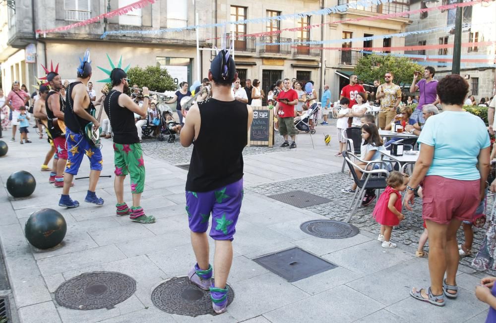 Humor y música las calles de Redondela