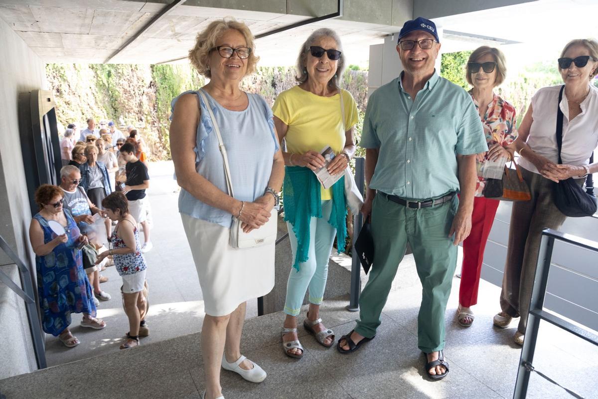 Largas colas para las entradas del Concierto de Hogueras de INFORMACIÓN