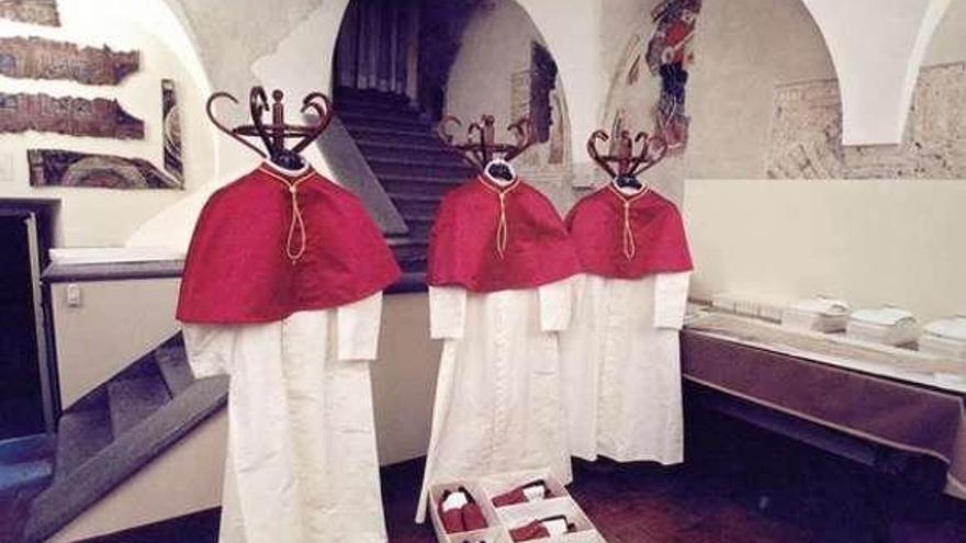 Las tres tallas de sotanas para el futuro Papa.