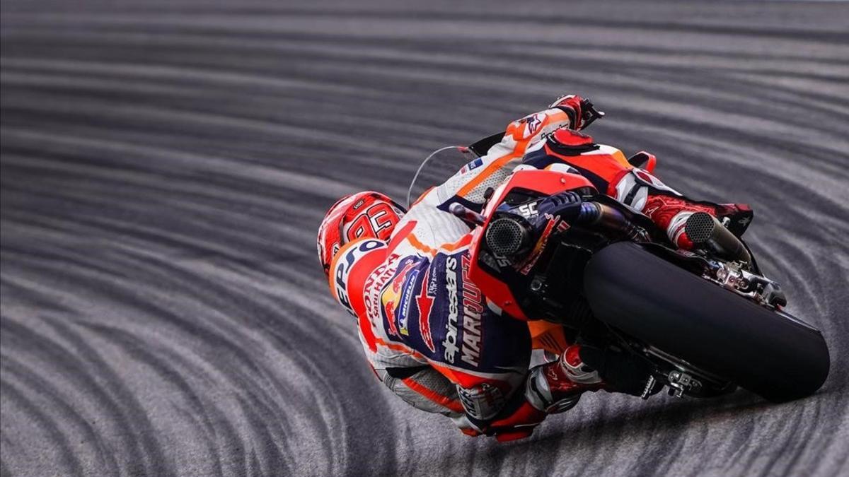 Marc Márquez (Honda), plegado sobre una de las diez curvas de izquierdas del circuito alemán de Sachsenring, donde lleva ocho años ganando.