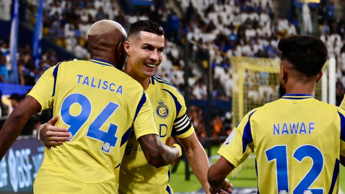 Cristiano festeja con sus compañeros