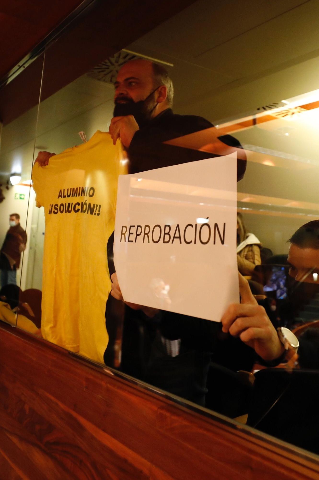 Manifestación de trabajadores de Alu Ibérica frente a la Junta