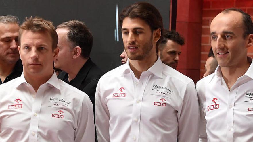 Kubica, con sus compañeros titulares en Alfa Romeo