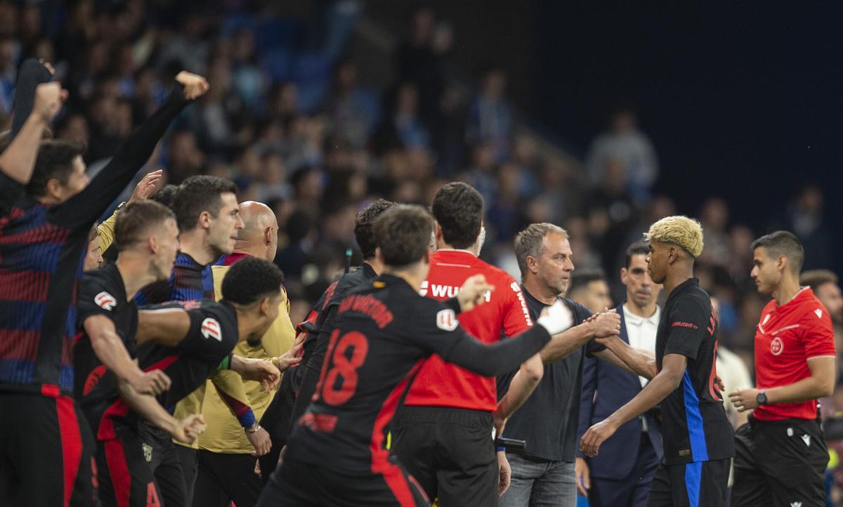 Cornellà El Prat. 15.05.2025. Deportes.   Los jugadores azulgrana celebrando el título de liga, mientra sLamine enfila los vestuarios al finalizar  el partido de liga entre el RCD Espanyol y el FC Barcelona en el RCD Estadium. Fotografía de Jordi Cotrina