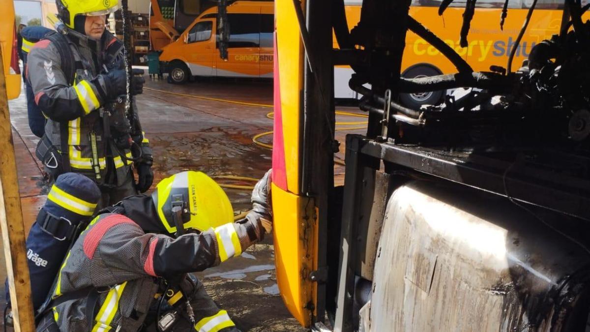 Incendio de una guagua en el Polígono de Arinaga