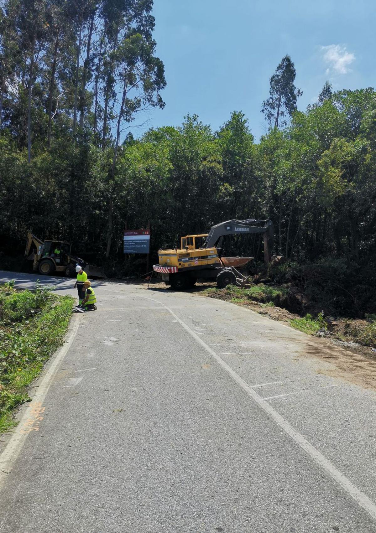 Maquinaria de obras en el tramo en obras de la carretera.   | // FDV