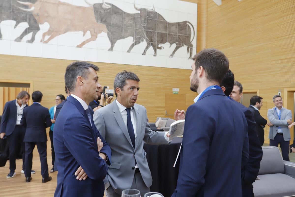 Reunión del president de la Generalitat Valenciana, Carlos Mazón, con startups y empresas en el Foro del Mediterráneo