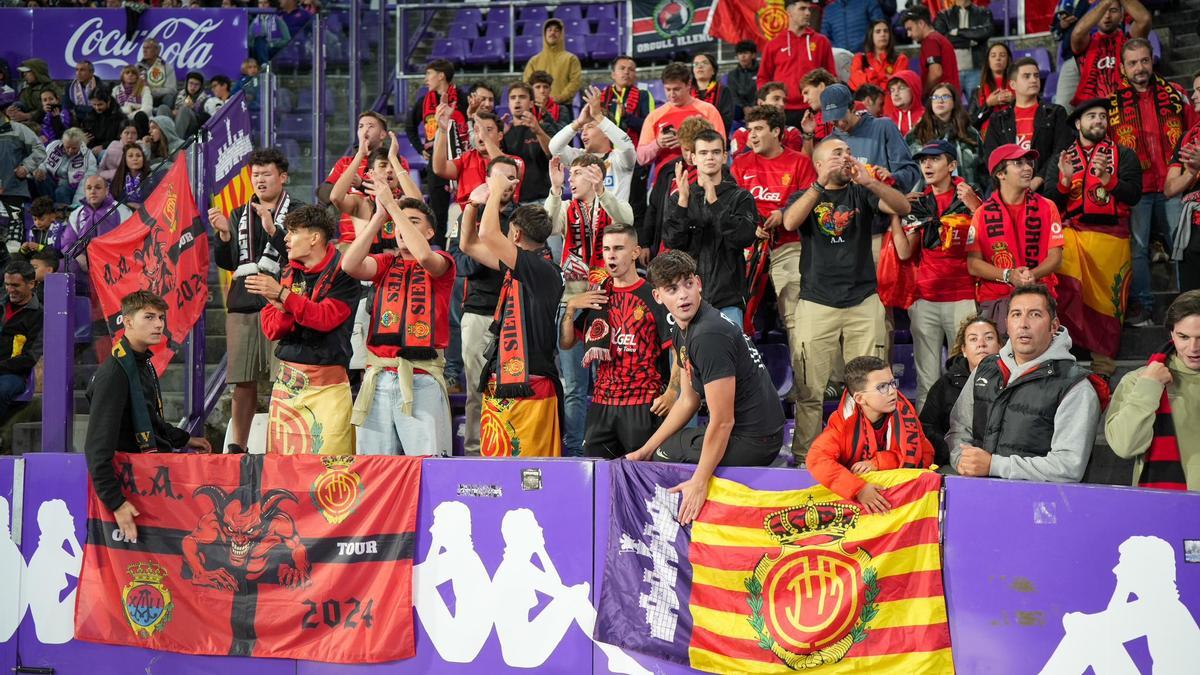 Grada visitante del Nuevo José Zorrilla con un centenar de mallorquinistas